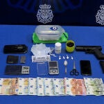 Material incautado por la Policía Nacional en el marco de la operación 'Arca' a una pareja detenida como presuntos autores de un delito de tráfico de sustancias estupefacientes