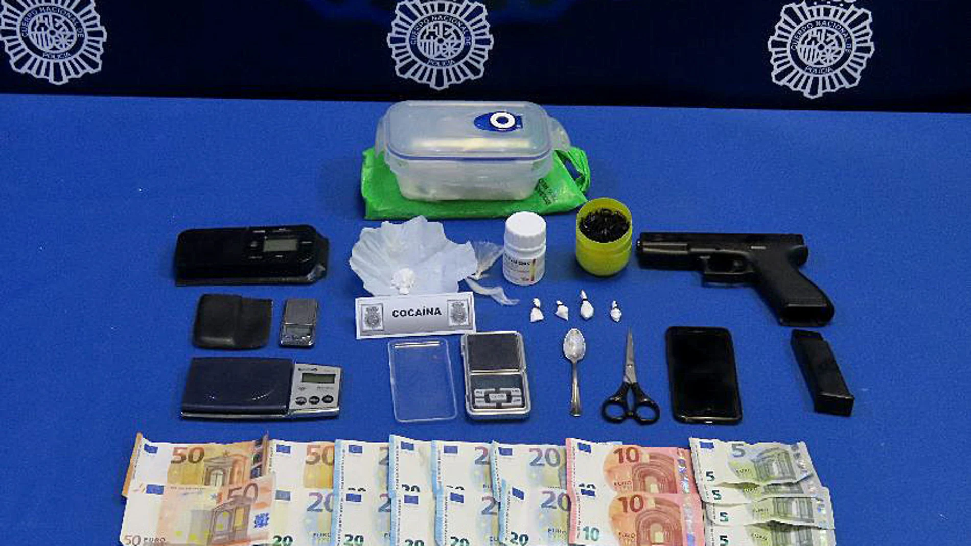 Material incautado por la Policía Nacional en el marco de la operación 'Arca' a una pareja detenida como presuntos autores de un delito de tráfico de sustancias estupefacientes