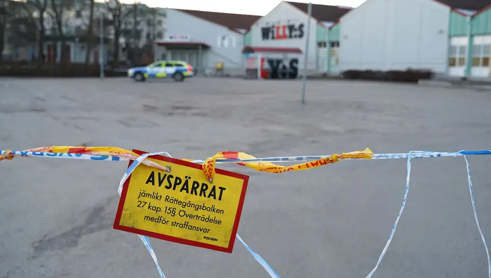 La Policía acordona uno de los lugares en los que se produjo un ataque con cuchillo en Vetlanda, ayer