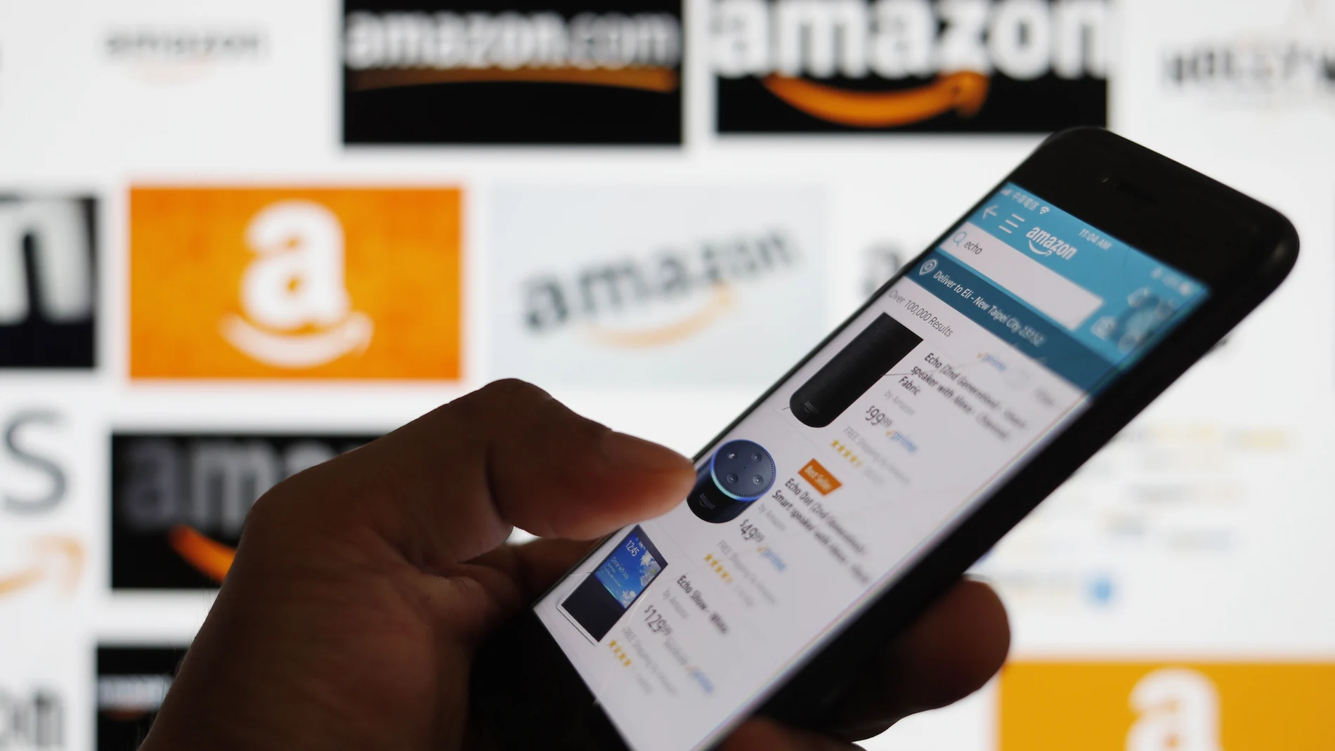 Una persona hace compras por medio de una de las aplicaciones de Amazon Inc.
