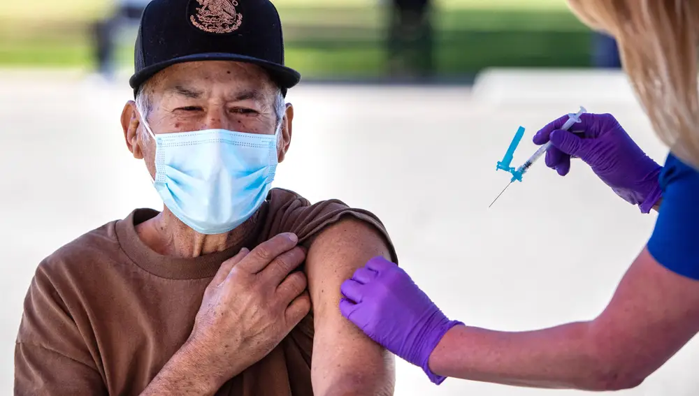 Un hombre recibe la dosis de la vacuna en la Iglesia de Valley Crossroads Seventh-day, en California