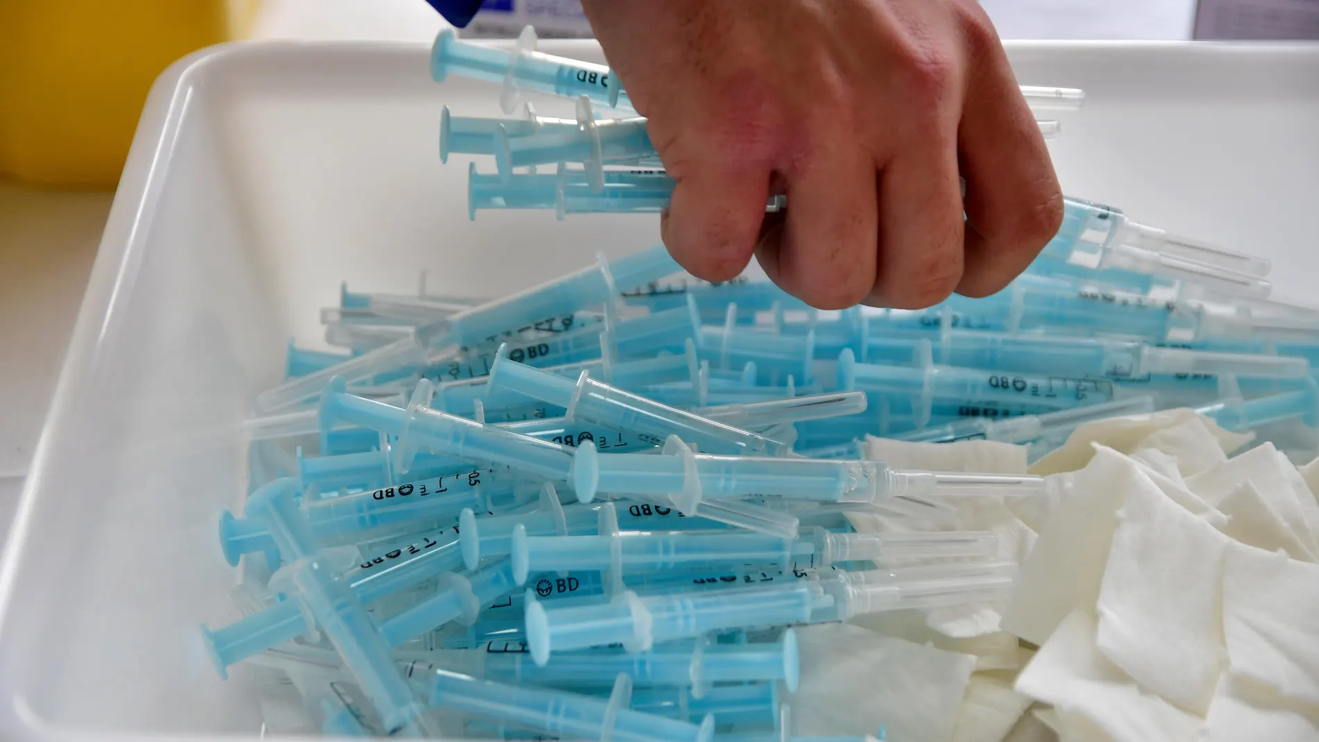 Un sanitario prepara las dosis de la vacuna de Astrazeneca en el puesto instalado por la Consejería de Salud en el Palacio de los Juegos Mediterráneos de Almería. EFE/Carlos Barba