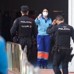 Policías nacionales acceden a un centro de vacunación habilitado en los Bermejales, donde recibieron la primera dosis de la vacuna Astrazeneca contra la Covid-19.