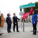 Enrique Fernández-Miranda, hijo de Torcuato Fernández-Miranda, descubre la placa en presencia de Martínez-Almeida, Villacís y Levy