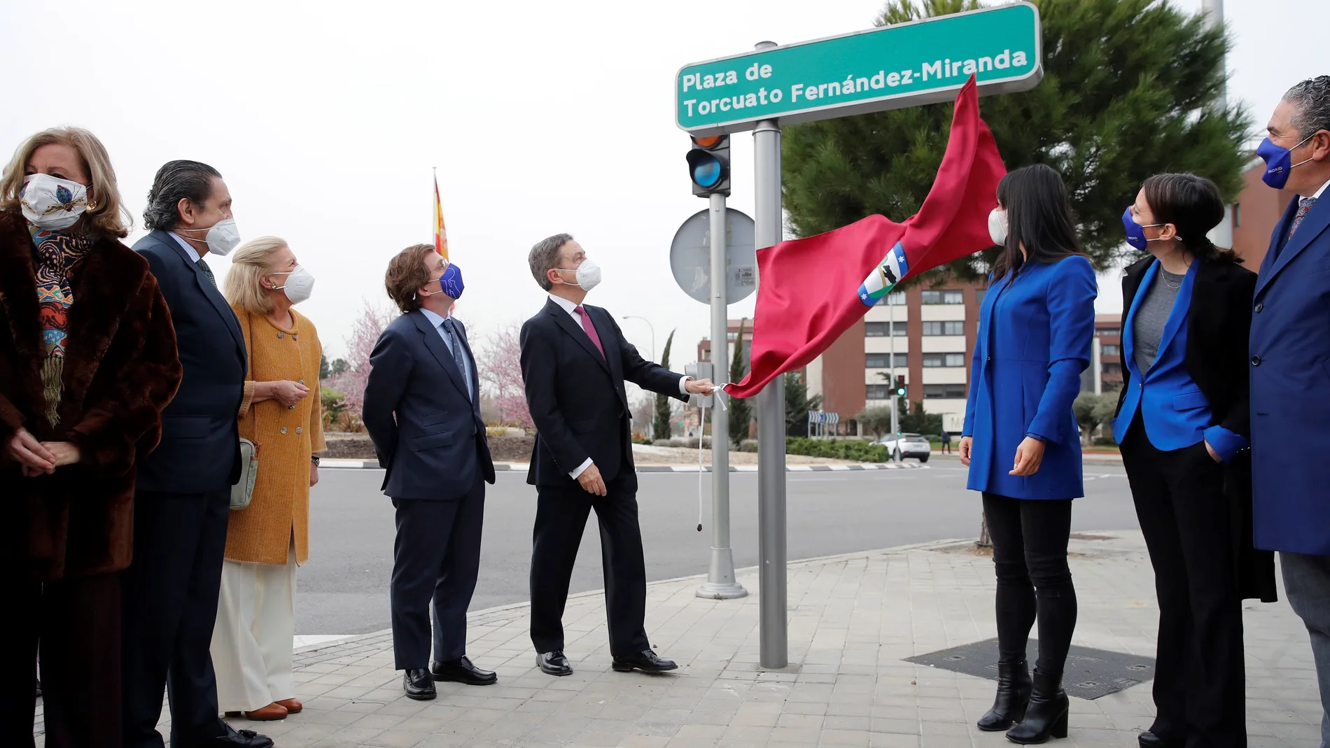 Enrique Fernández-Miranda, hijo de Torcuato Fernández-Miranda, descubre la placa en presencia de Martínez-Almeida, Villacís y Levy