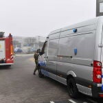 Servicios de emergencia llegan al lugar de la explosión en Bovenkarspel, al norte de Ámsterdam