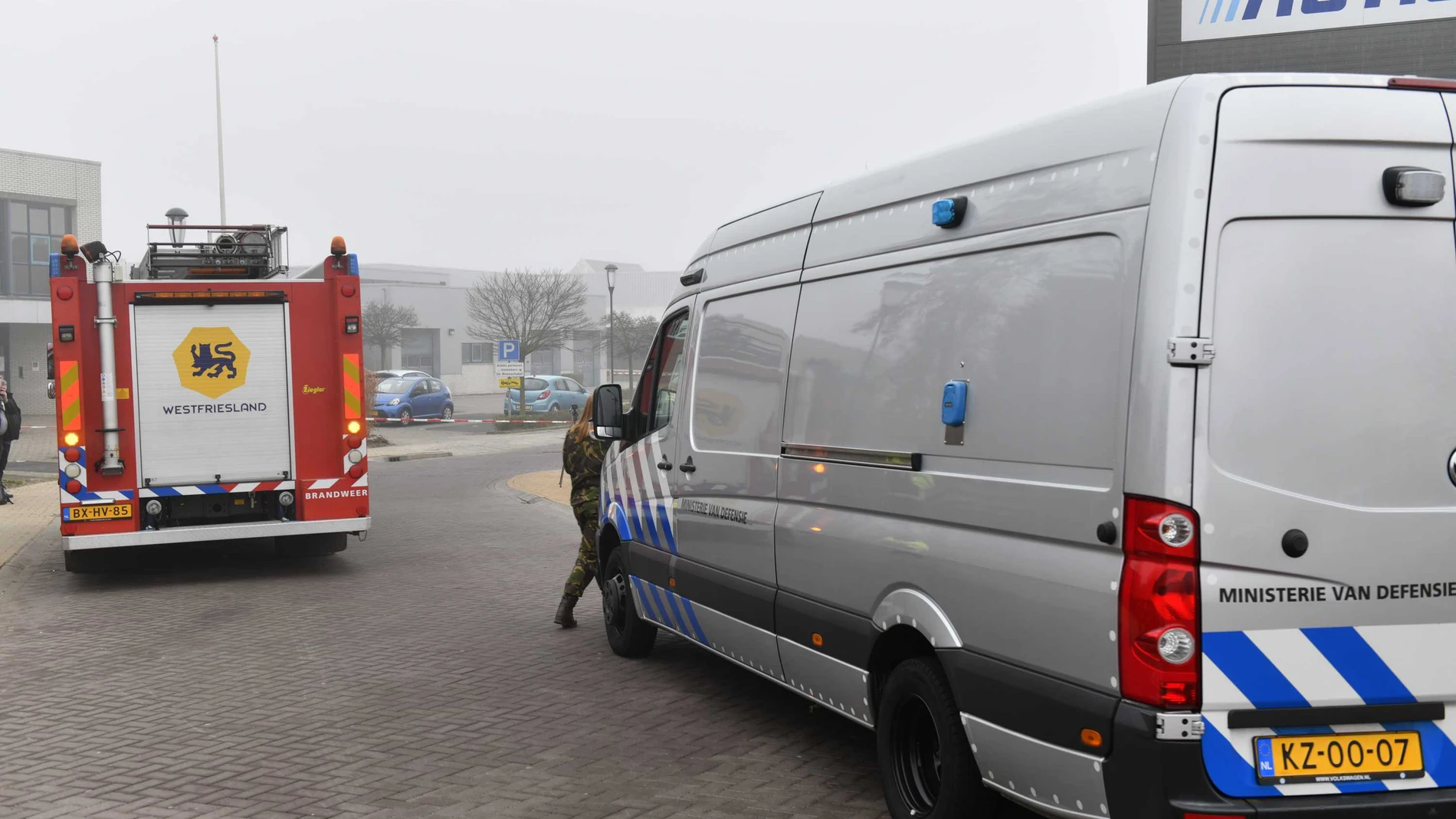 Servicios de emergencia llegan al lugar de la explosión en Bovenkarspel, al norte de Ámsterdam