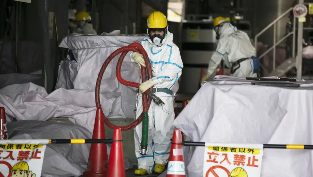 Imagen de archivo del 12 de febrero de 2020 de un trabajador con un traje de materiales peligrosos en una instalación de tratamiento de agua en la planta de energía nuclear Fukushima Dai-ichi