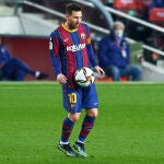 Leo Messi y el Barcelona buscan situarse a un punto del Atlético.