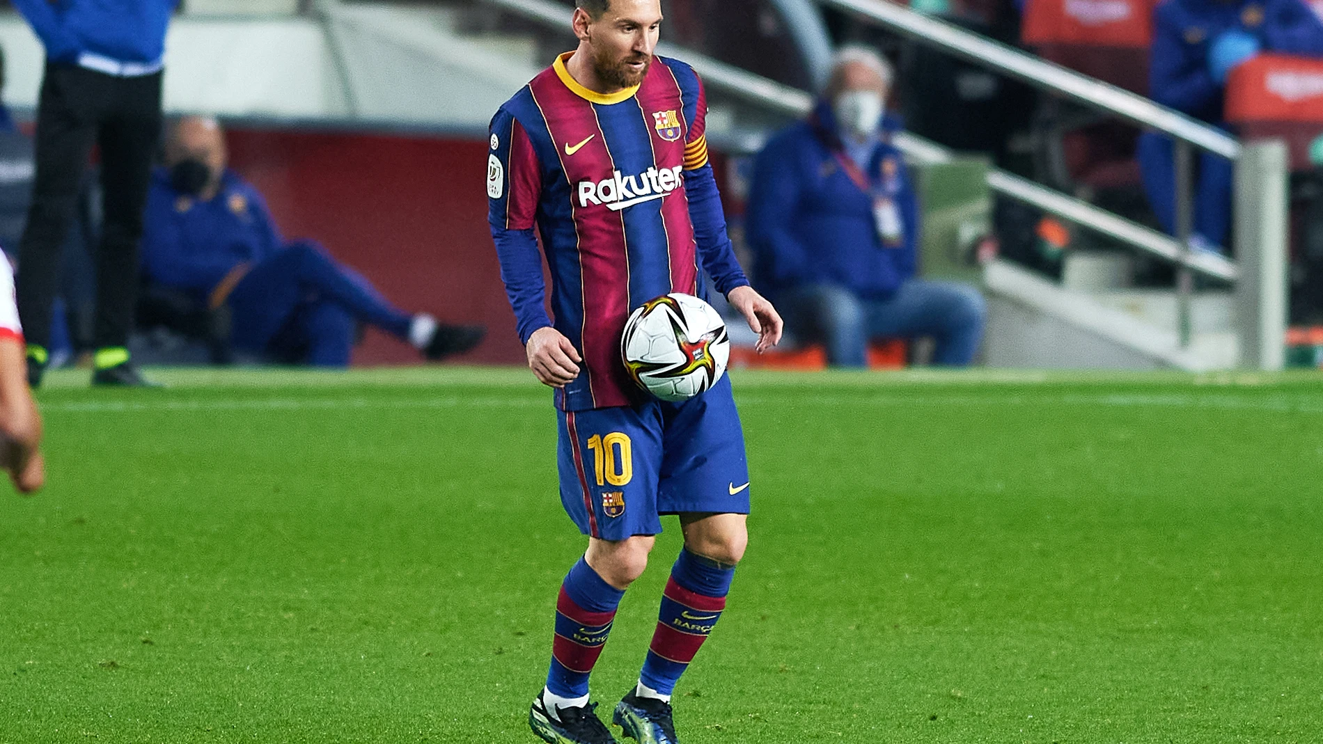 Leo Messi y el Barcelona buscan situarse a un punto del Atlético.