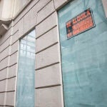 Un local cerrado muestra un cartel de 'Se Alquila'