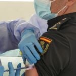 La Policía Nacional vacuna a sus agentes contra la COVID-19, con AstraZeneca
