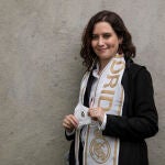 Isabel Díaz Ayuso posa para LA RAZÓN en una imagen de archivo, con la bufanda del Real Madrid
