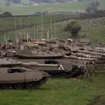 Carros israelíes Merkava IV en los Altos del Golán
