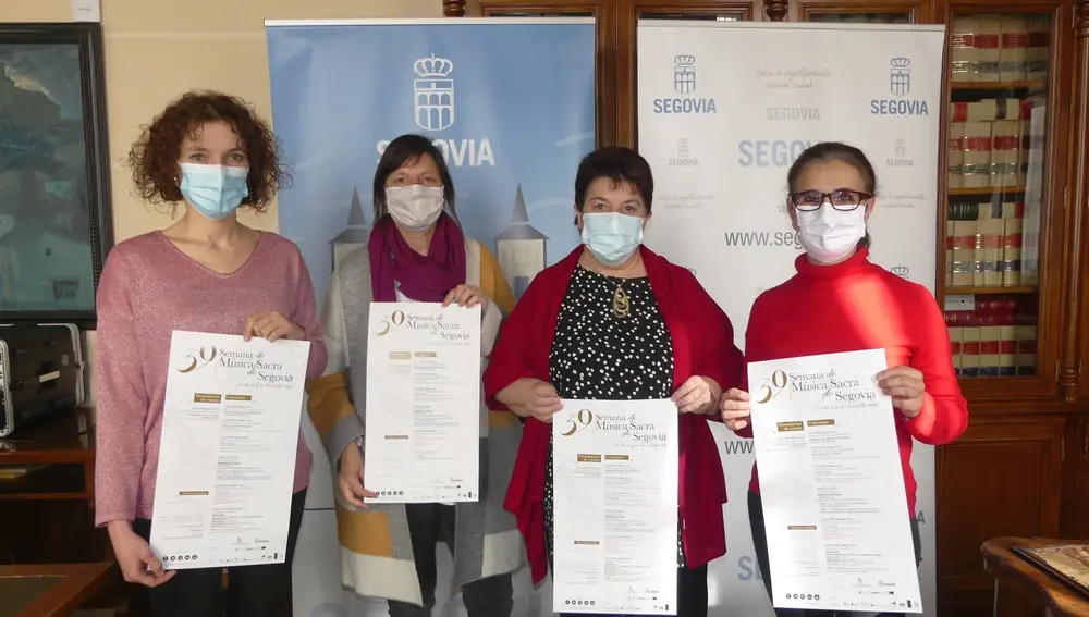 Pie: -de izquierda a derecha- La coordinadora de la Fundación Don Juan de Borbón, Noelia Gómez; la Concejala de Cultura, Gina Aguilar; la alcaldesa de Segovia, Clara Luquero, y la directora de la Escolanía de Segovia, Mª Luisa Martín.AYUNT. SEGOVIA.04/03/2021