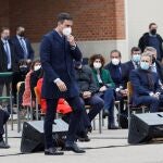 El presidente del Gobierno, Pedro Sánchez se dirige al atril para dar un discurso durante el acto en el que se han destruido varios centenares de armas incautadas en décadas pasadas a las bandas terroristas ETA y GRAPO celebrado en la Academia de la Guardia Civil de Valdemoro (Madrid). EFE/Chema Moya