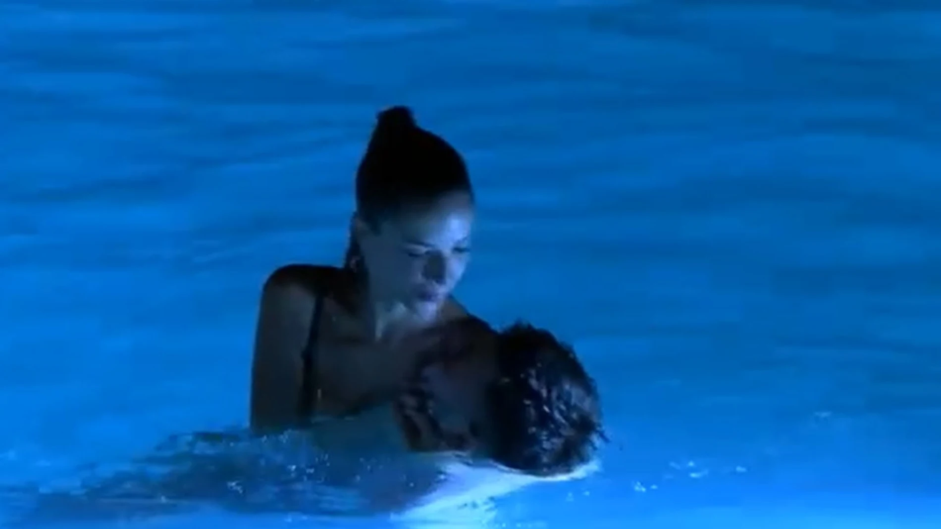 Lucía e Isaac juguetean en la piscina en 'La Isla de las Tentaciones'.