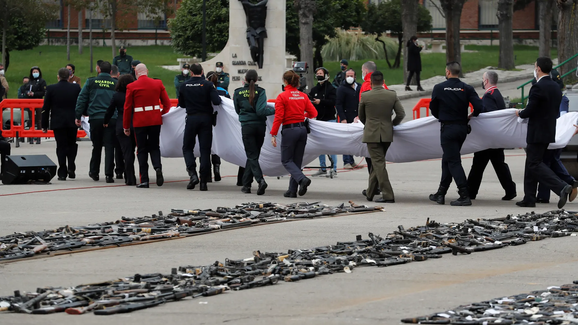 ¡ Miembros de la Guardia Civil, Policía Nacional, Ertzaintza y de la Policía Foral Navarra desvelan el lugar donde se encuentran varios centenares de armas incautadas en décadas pasadas a las bandas terroristas ETA y GRAPO que van a ser destruidas durante un acto celebrado en la Academia de la Guardia Civil de Valdemoro.