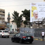 Cartel en Bagdad con el Papa y el gran ayatolá Ali al-Sistani