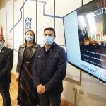 La presidenta de Sodeva y diputada provincial, Inmaculada Toledano, acompañada de Pablo Martín, presidente de los sumilleres de España, y el alcalde de Peñafiel, Roberto Díez, presentan el concurso