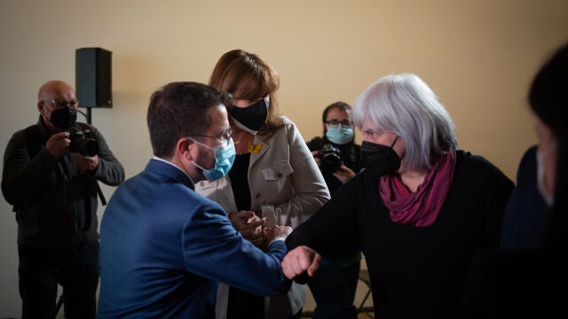 El vicepresidente en funciones de la Generalitat, Pere Aragonès saluda a la candidata de la CUP a la Presidencia de la Generalitat, Dolors Sabater, antes de dar una rueda de prensa sobre las prioridades del futuro Govern