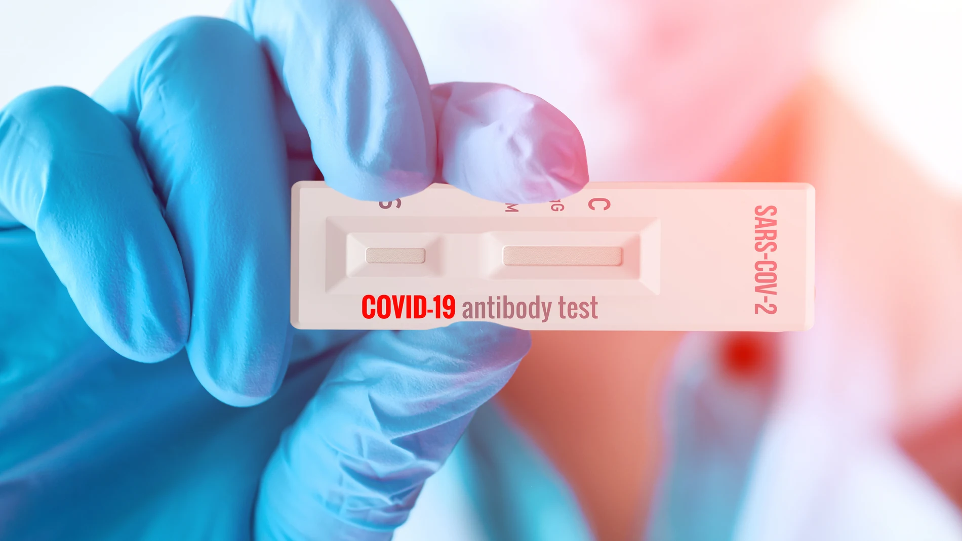 El médico muestra una prueba rápida de laboratorio COVID-19 para la detección de anticuerpos IgM e IgG contra el nuevo coronavirus, SARS-CoV-2.