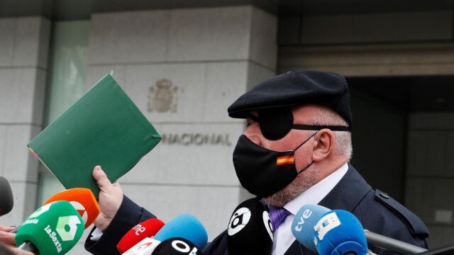 El excomisario José Manuel Villarejo atiende a los medios a las puertas de la Audiencia Nacional tras declarar ante el juez del "caso Tándem"