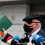 El excomisario José Manuel Villarejo atiende a los medios a las puertas de la Audiencia Nacional tras declarar ante el juez del "caso Tándem"