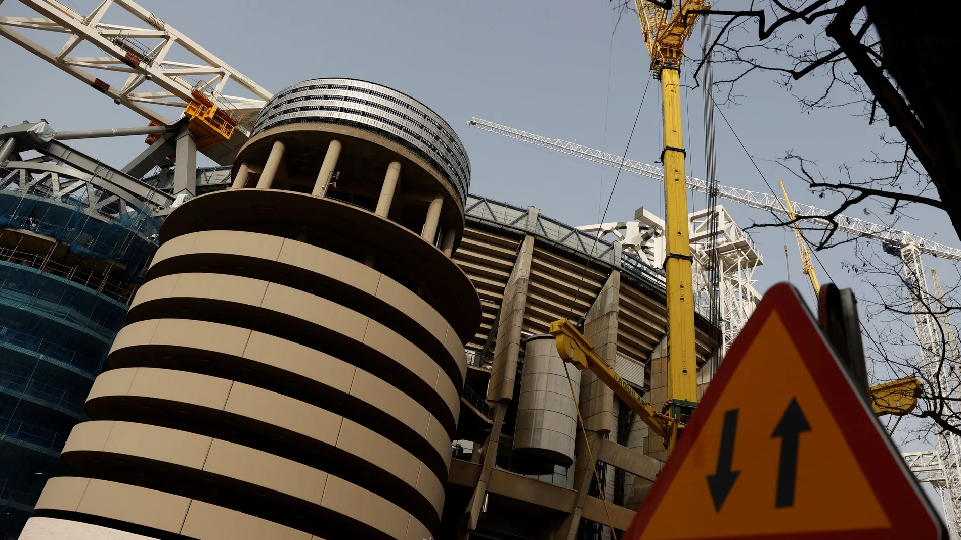 Vista de las obras de remodelación del estadio Santiago Bernabéu, este jueves en Madrid. Una cubierta retráctil para adquirir un aspecto exterior futurista, el aumento en doce metros de la altura del recinto y un hotel de lujo son las novedades más destacadas de la reforma. EFE/Mariscal