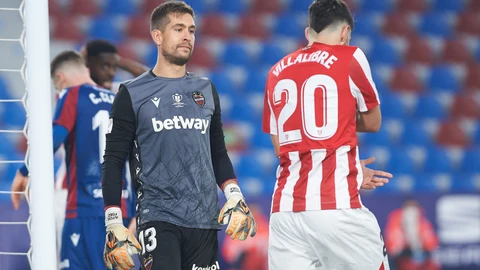 Aitor Fernández con el Levante frente al Athletic.