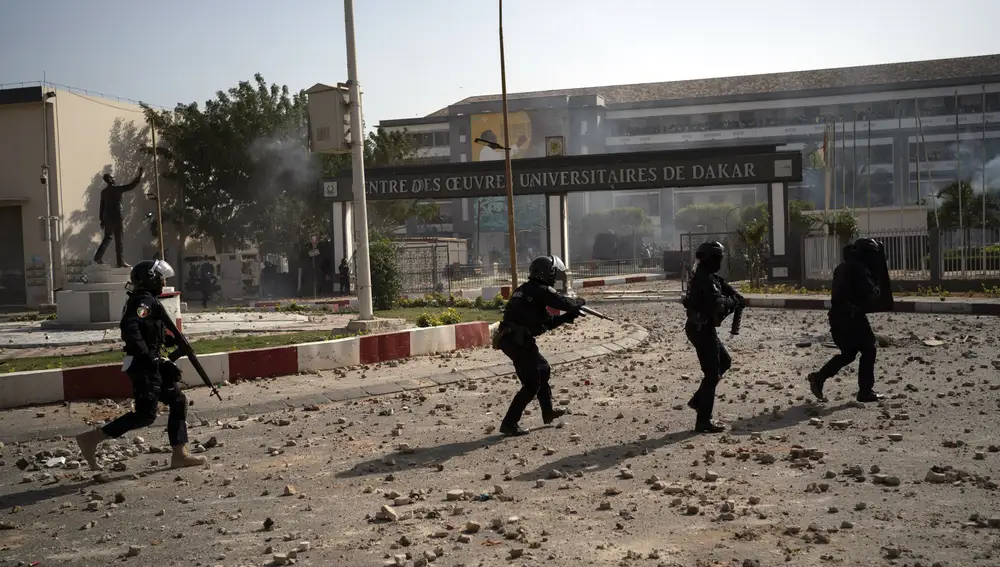 Fuerzas de seguridad senegalesas se enfrentan a los manifestantes en la Universidad de Dakar.
