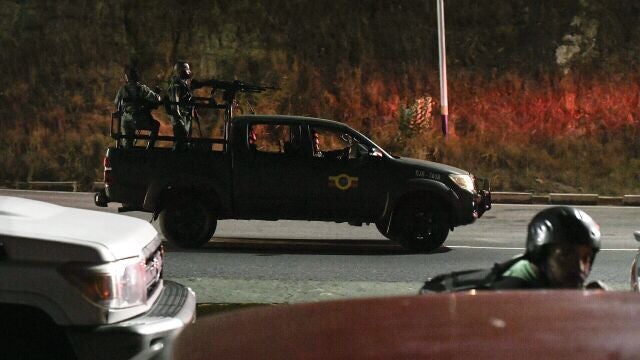 Policías especiales de la FAES venezolanas en una carretera que conecta La Guaira con Caracas