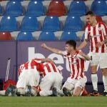 Los jugadores del Athletic celebran el segundo gol ante el Levante, de Berenguer, que les mete en la final de Copa