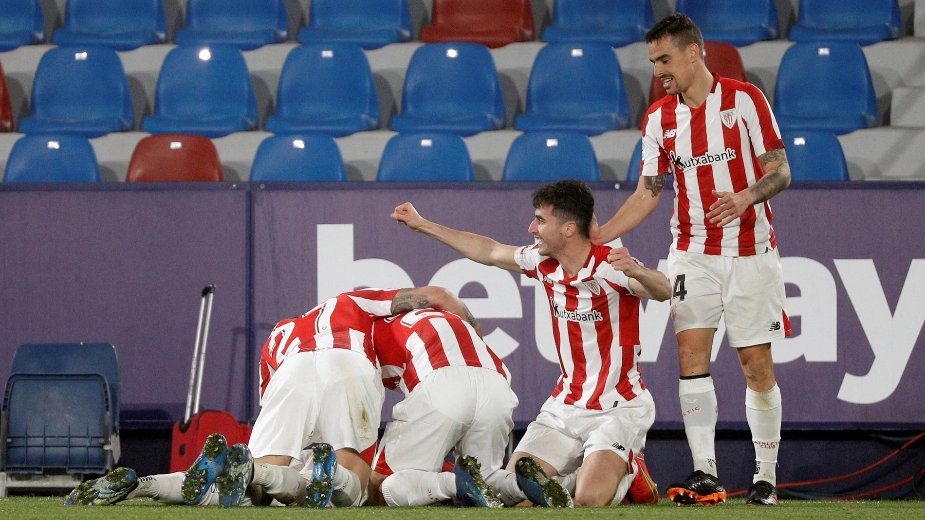 Los jugadores del Athletic celebran el segundo gol ante el Levante, de Berenguer, que les mete en la final de Copa