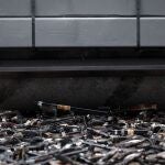 Una apisonadora pasa por encima de varias armas durante un acto de destrucción simbólica de casi 1.377armas, en el Colegio de Guardias Jóvenes Duque de Ahumada, en Valdemoro,