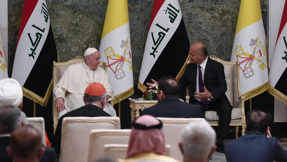 Baghdad (Iraq), 05/03/2021.- Pope Francis and the President of Iraq Barham Salih attend a meeting with authorities, civil society and the diplomatic corps in the hall of the Presidential palace in Baghdad, Iraq, 05 March 2021. Pope Francis is visiting Iraq for an Apostolic Journey from 05 to 08 March 2021. (Papa, Bagdad) EFE/EPA/ALESSANDRO DI MEO