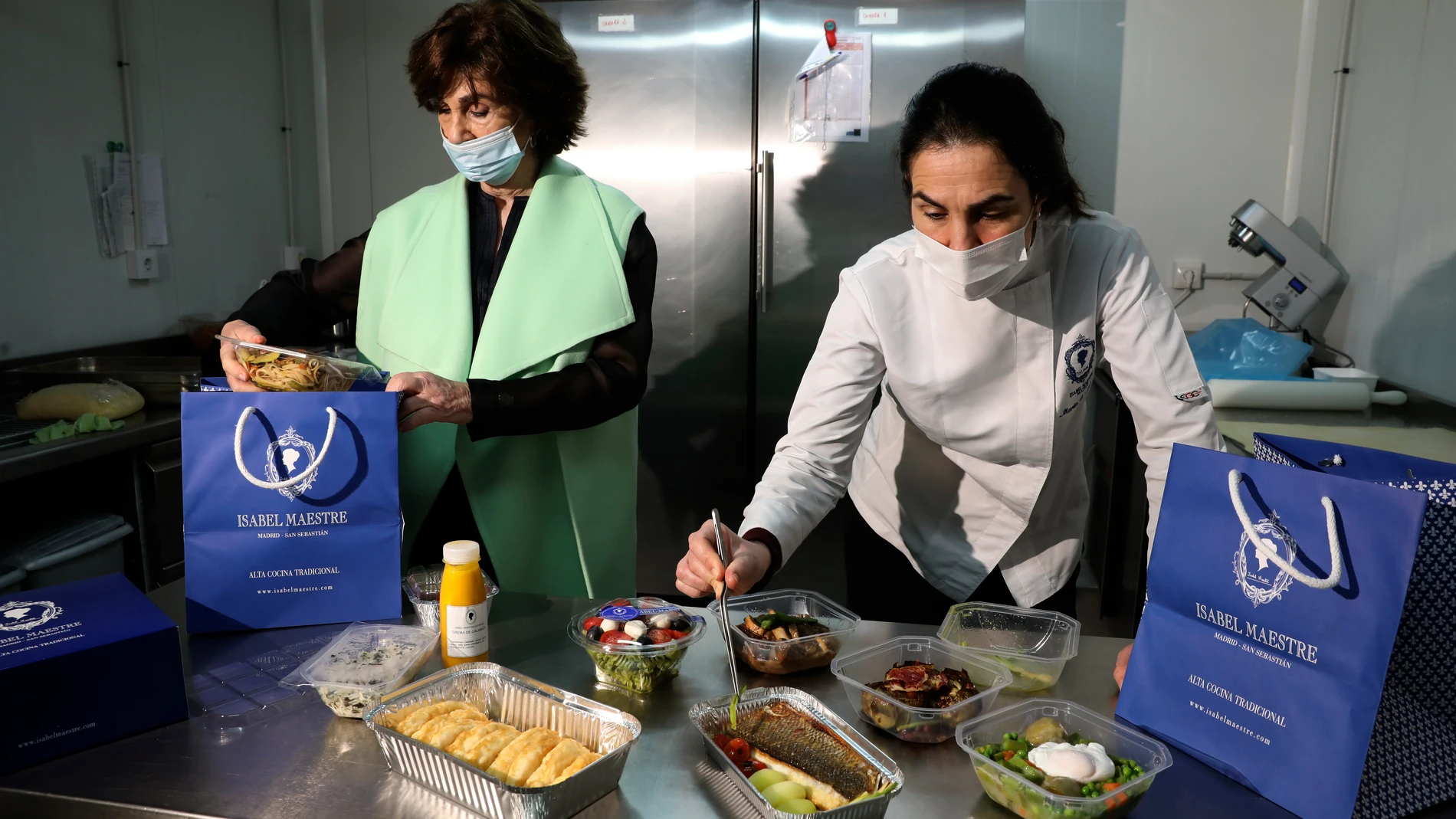 03/03/21 Madrid. Ciudad LinealIsabel Maestre y su hija Marta Cardenas, en las cocinas, donde preparan comida a domicilio.@Cipriano Pastrano