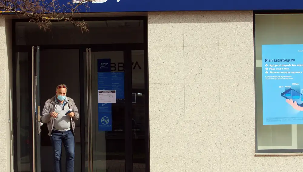 Un hombre abandona la sucursal del BBVA