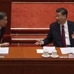 El presidente chino, Xi Jinping (dcha.), conversa con Wang Yang, presidente de la Asamblea Nacional Popular