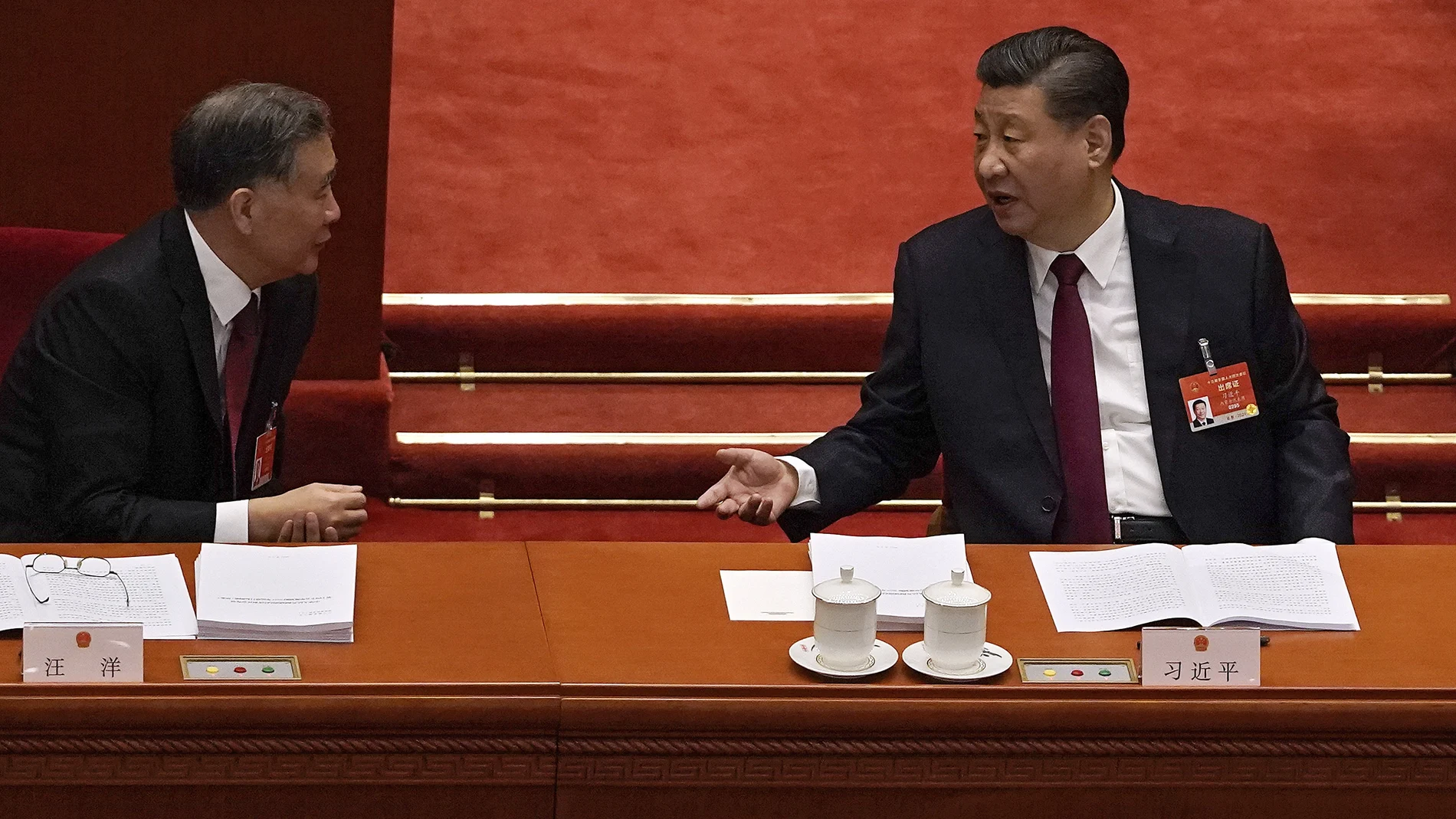 El presidente chino, Xi Jinping (dcha.), conversa con Wang Yang, presidente de la Asamblea Nacional Popular