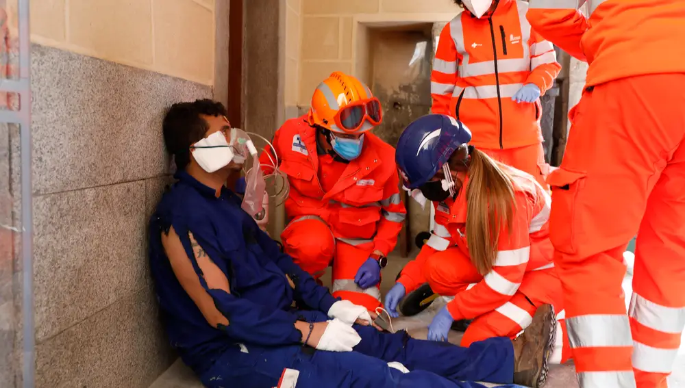 Trabajadores sanitarios de Castillay León atienden a una persona en un incendio