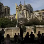 Los franceses observan las obras de reconstrucción de Notre Dame
