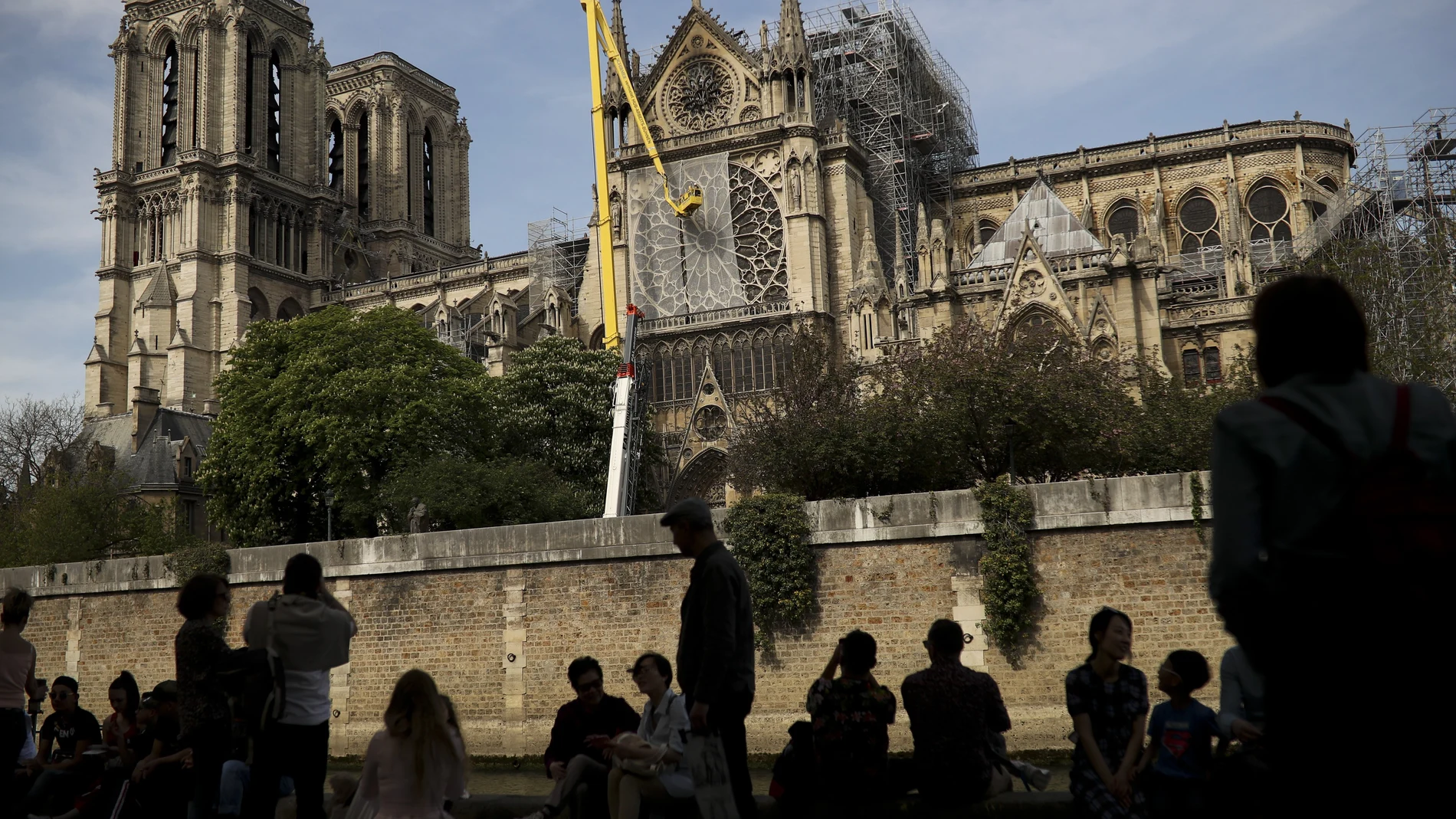 Los franceses observan las obras de reconstrucción de Notre Dame