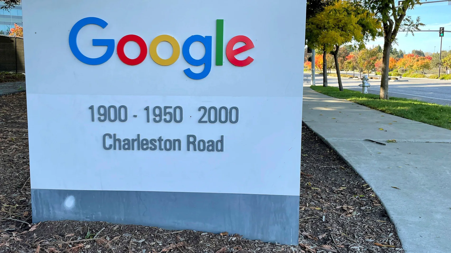 Vista de la entrada de la sede de Google en Mountain View en California