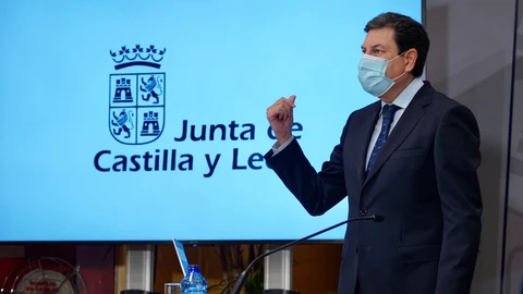 El consejero de Economía y Hacienda, Carlos Fernández Carriedo, presenta la contabilidad regional