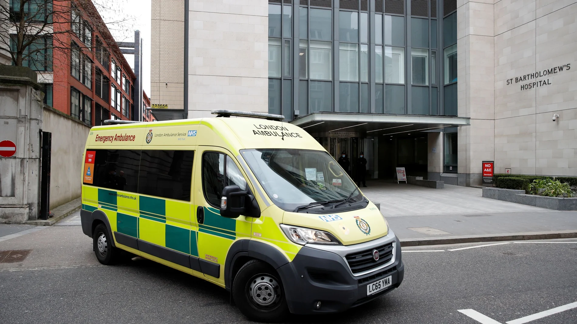 Una ambulancia que se cree que transporta al príncipe Felipe de Gran Bretaña sale del Hospital de San Bartolomé y se dirige al Hospital del Rey Eduardo VII en Londres