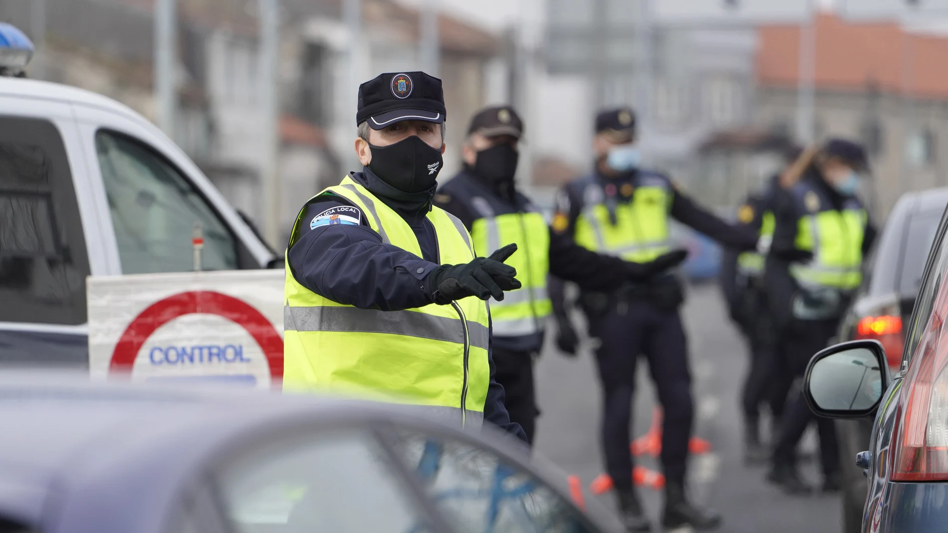 Varios de los agentes de la Policía Local realizando un control de movilidad en la salida de Santiago de Compostela hacia la carretera de Ourense