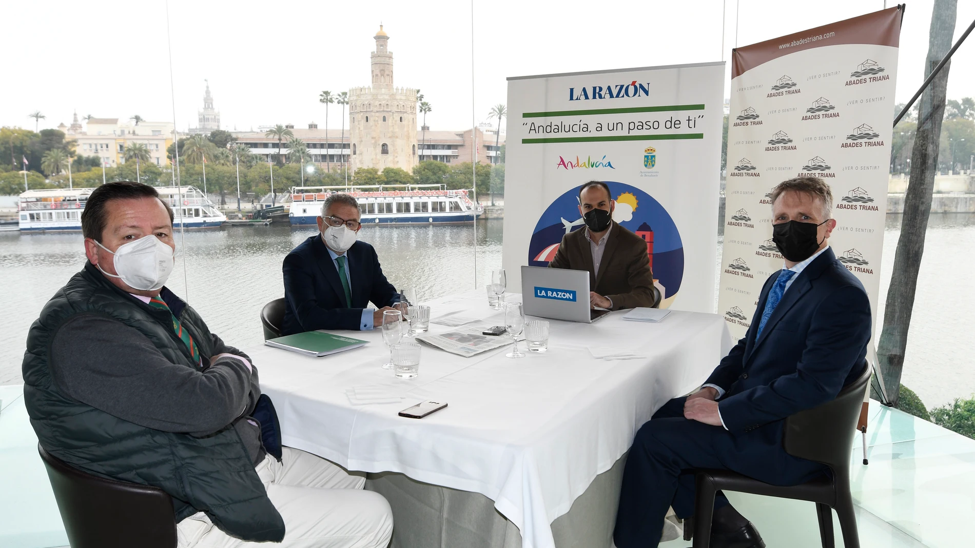 En primer plano, Gustavo de Medina, presidente de ASET; Manuel Pablo Muñoz, secretario general para el Turismo (izquierda); y Amador Recio, director del hotel Ribera de Triana (derecha)