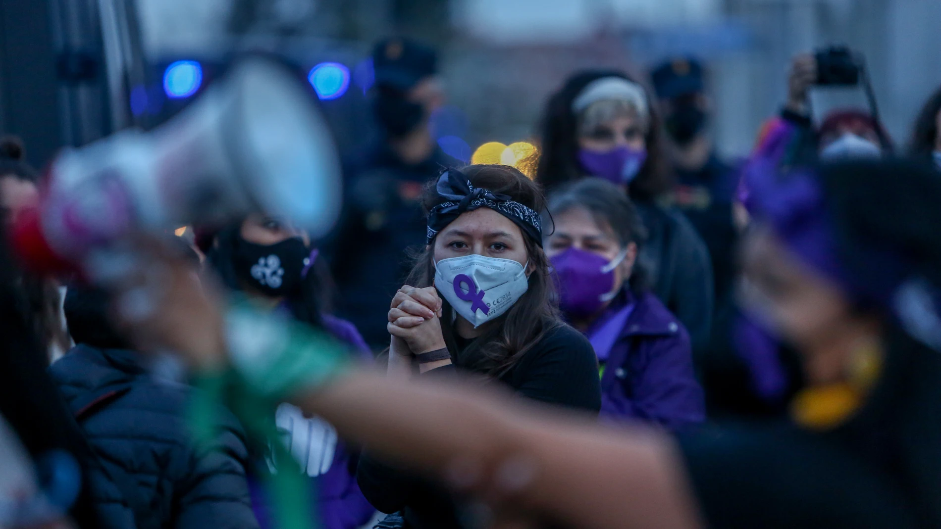 Varias mujeres participan en una marcha y batukada feminista en el CIE de Aluche, en Madrid
