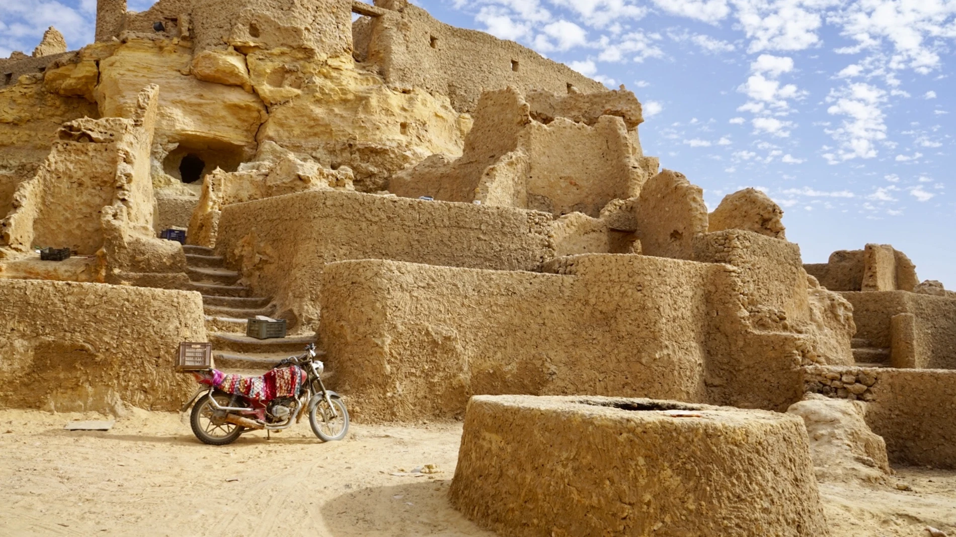Vista de los diferentes niveles de muralla que rodean la fortaleza de Shali.